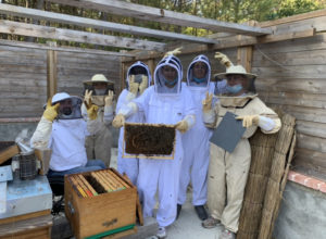 photo élèves équipés auprès du rucher pédagogique